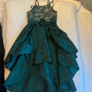 Green girls size 7 holiday dress with sparkly top and green bow